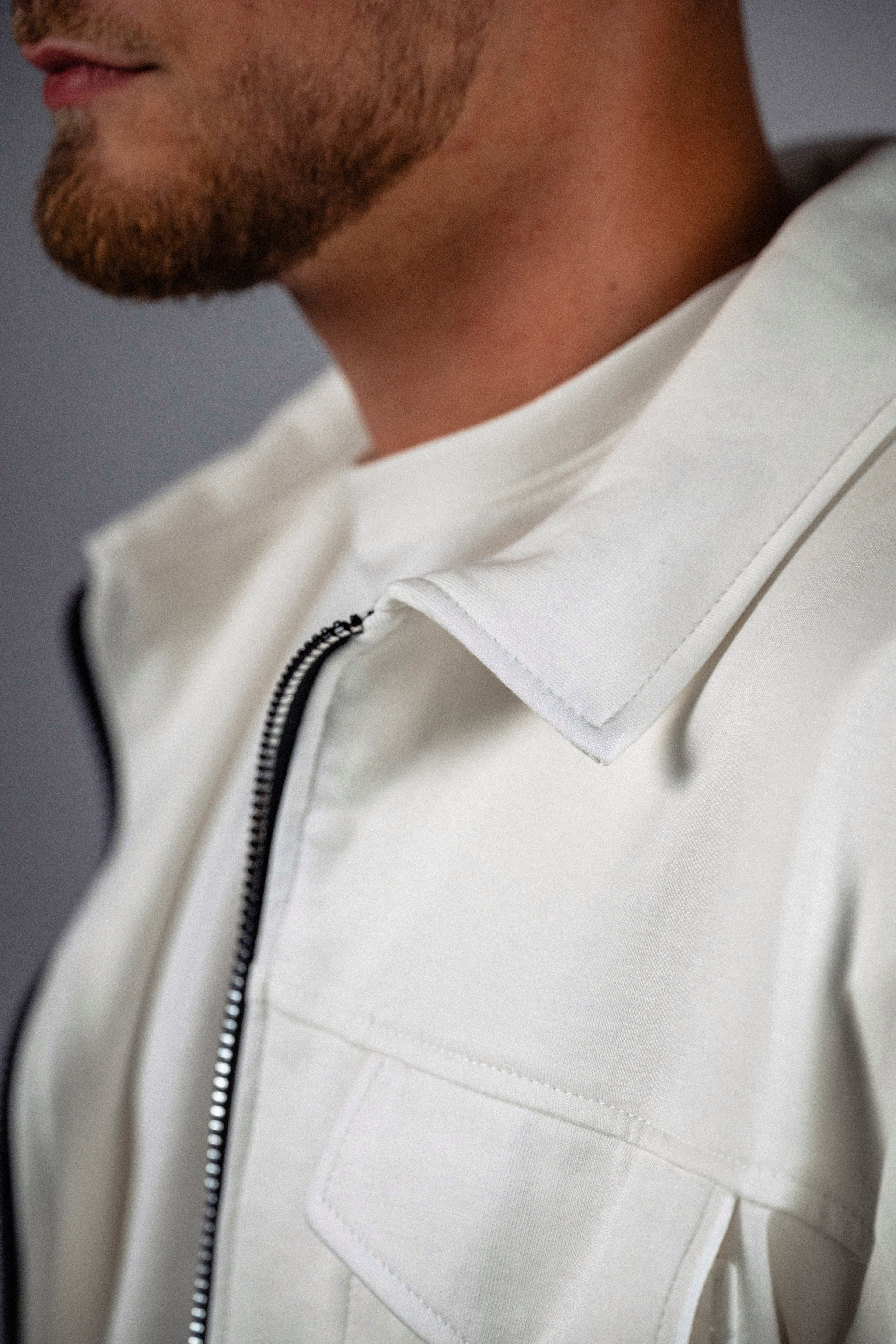 Jachetă albă cu fermoar