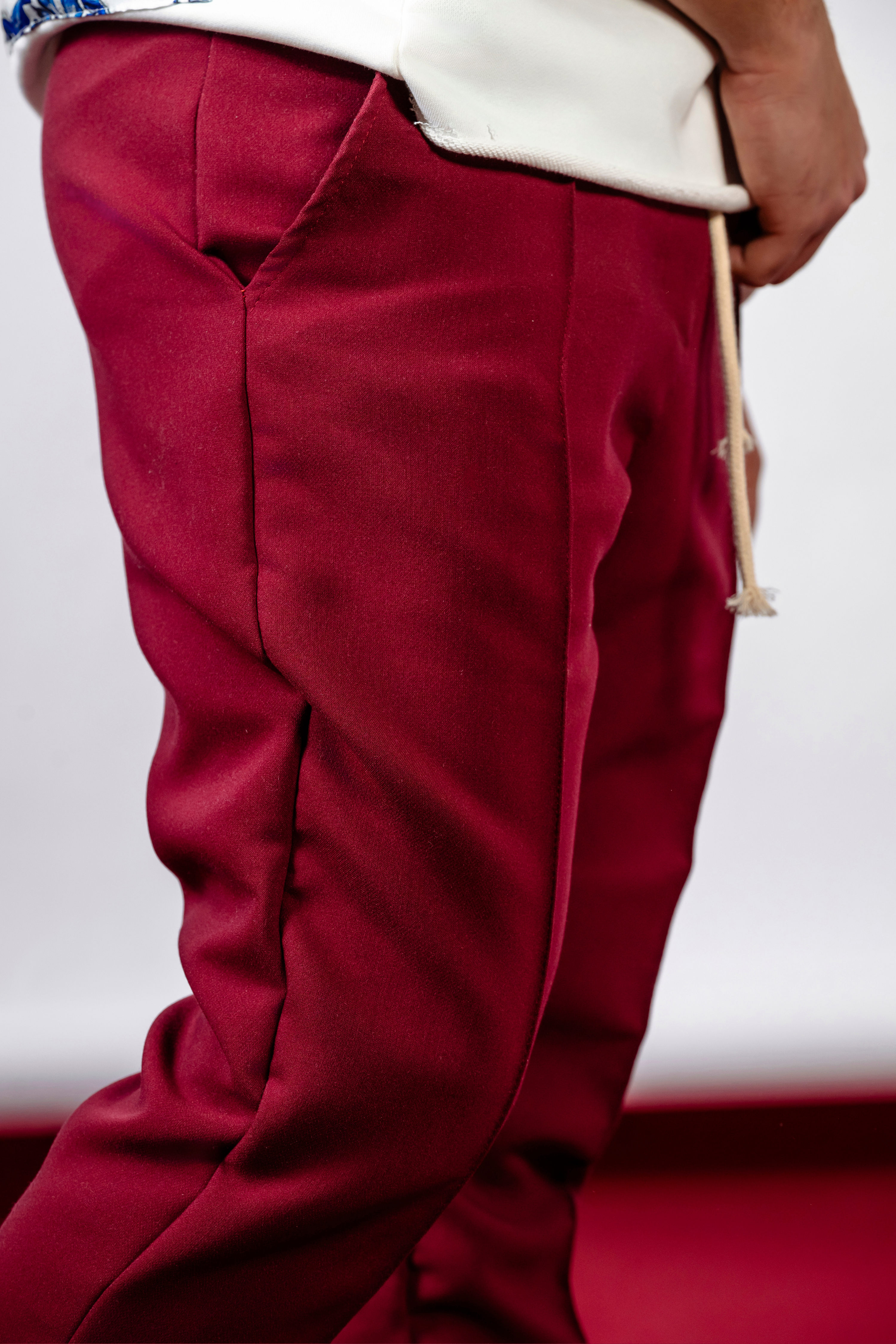 pantaloni-visinii-stofa-burgundy-outfit-2