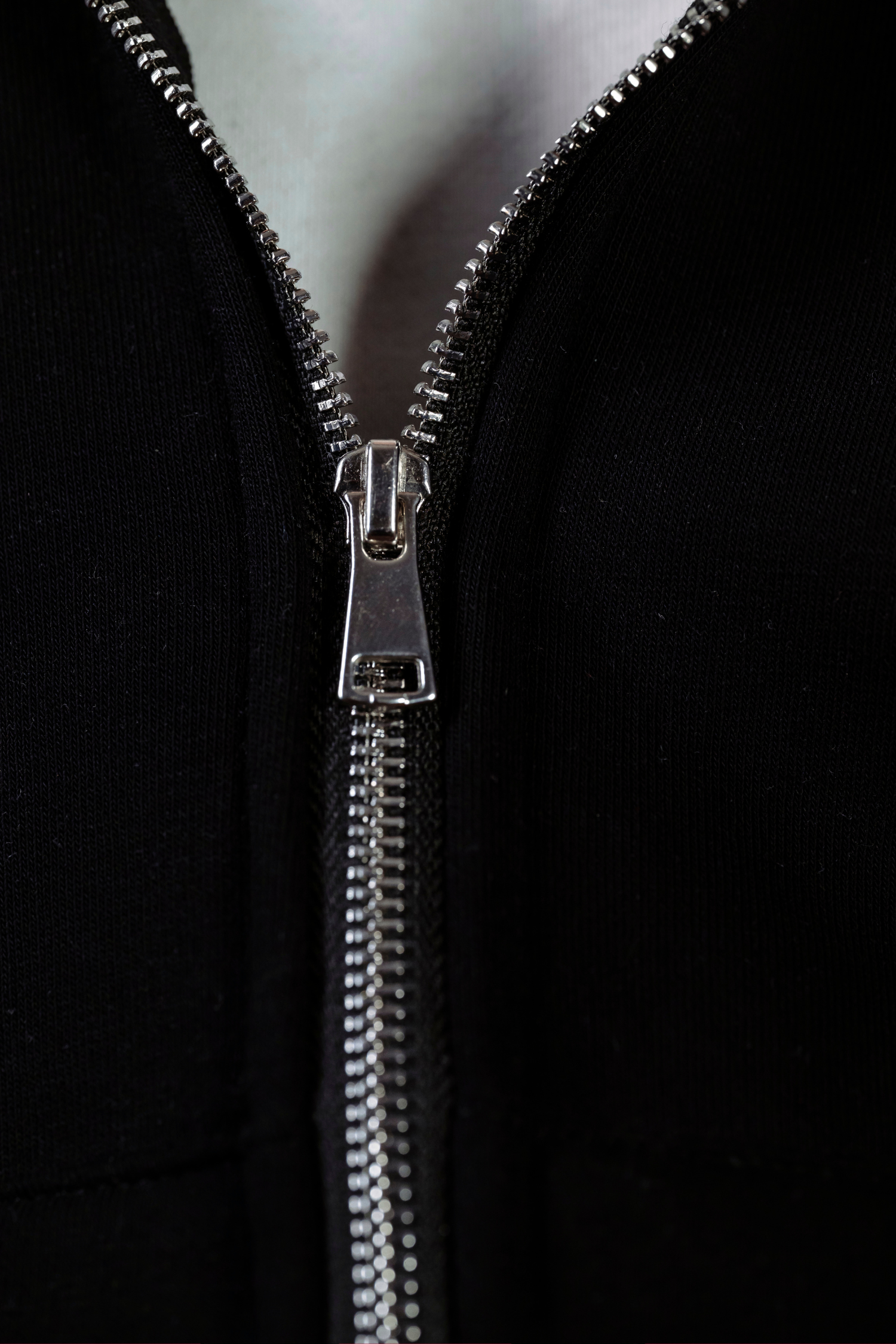 detaliu-fermoar-hanorac-negru