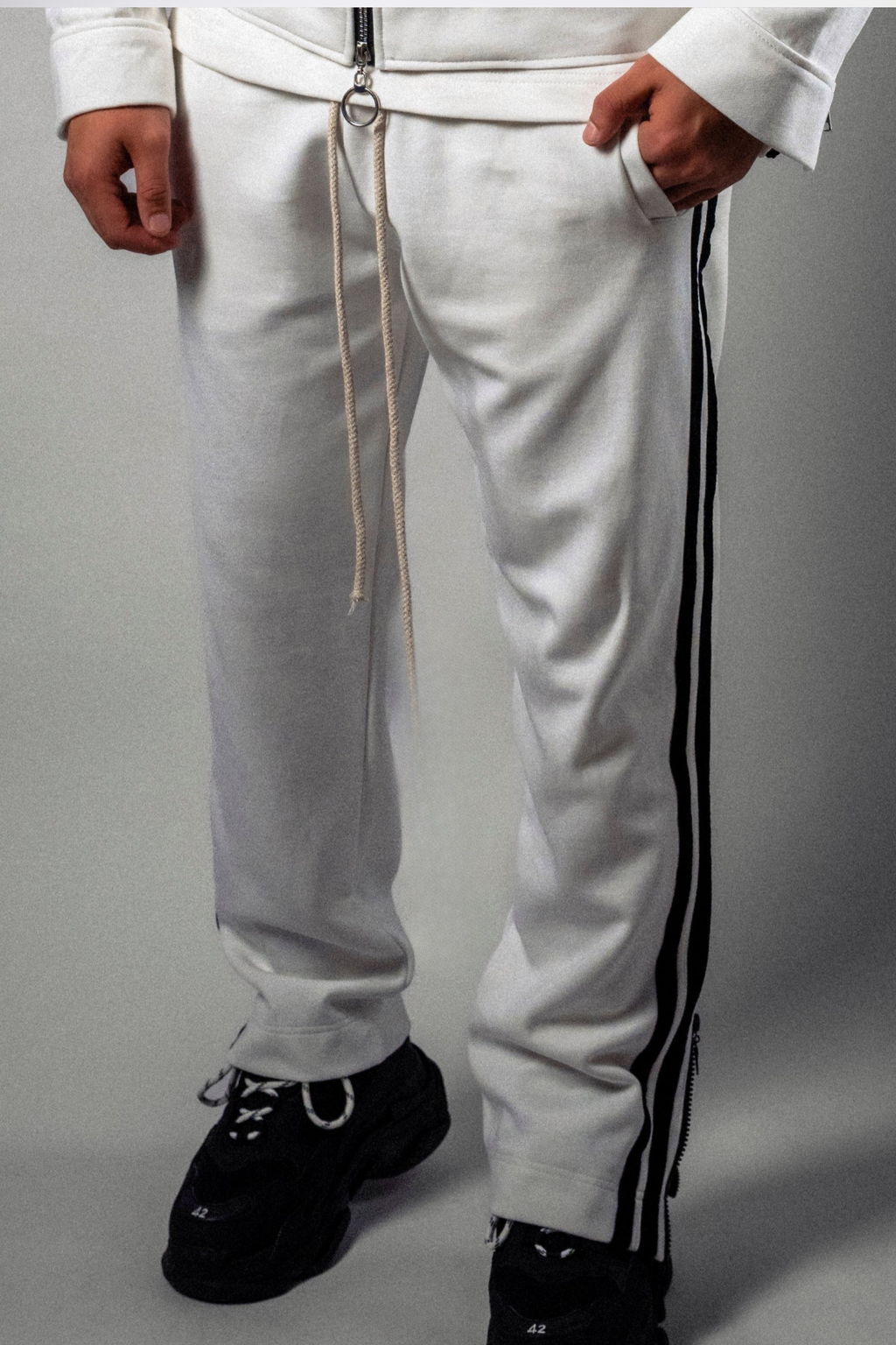 Pantaloni albi „Noir Velvet”