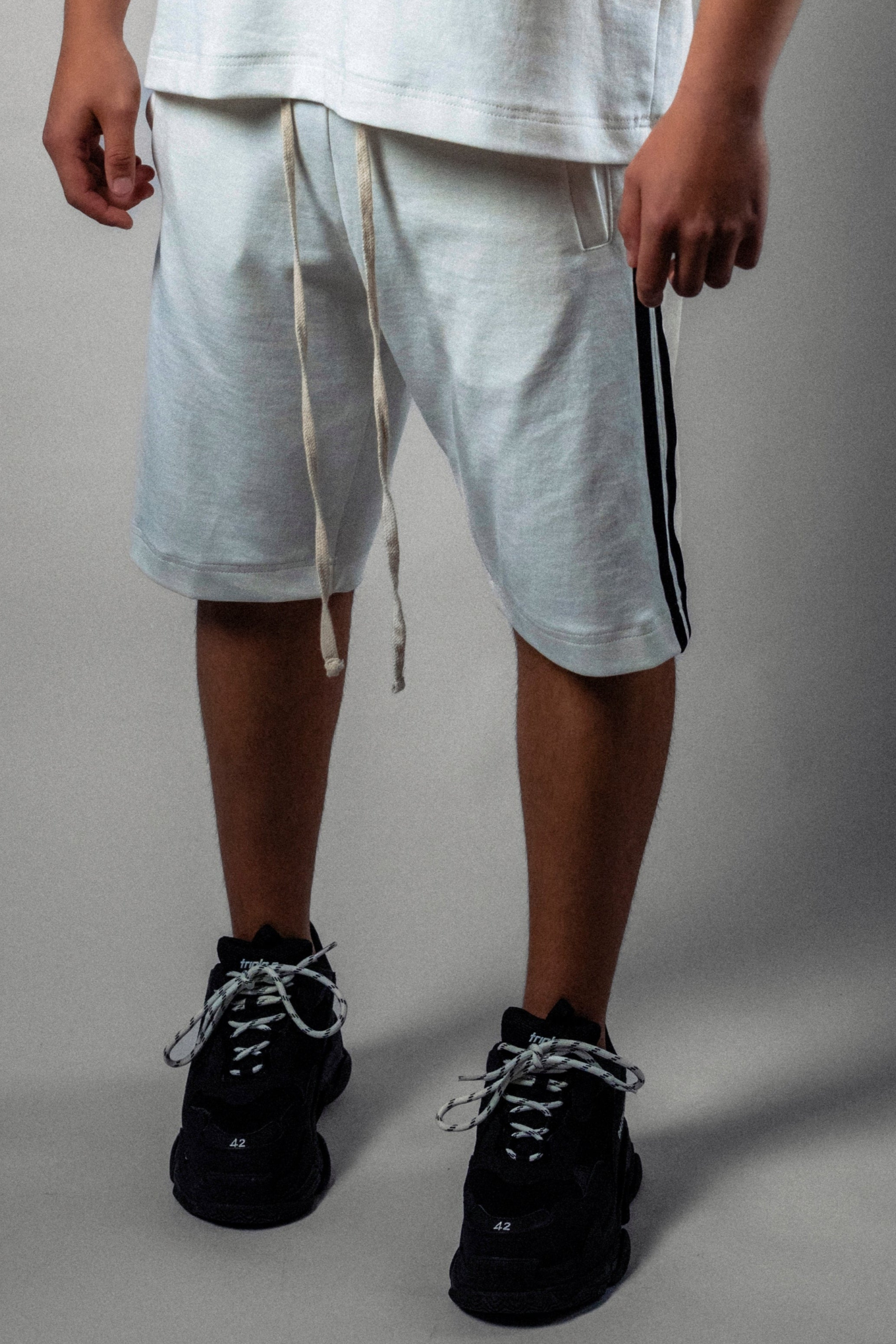 Pantaloni scurti albi „Noir Velvet”