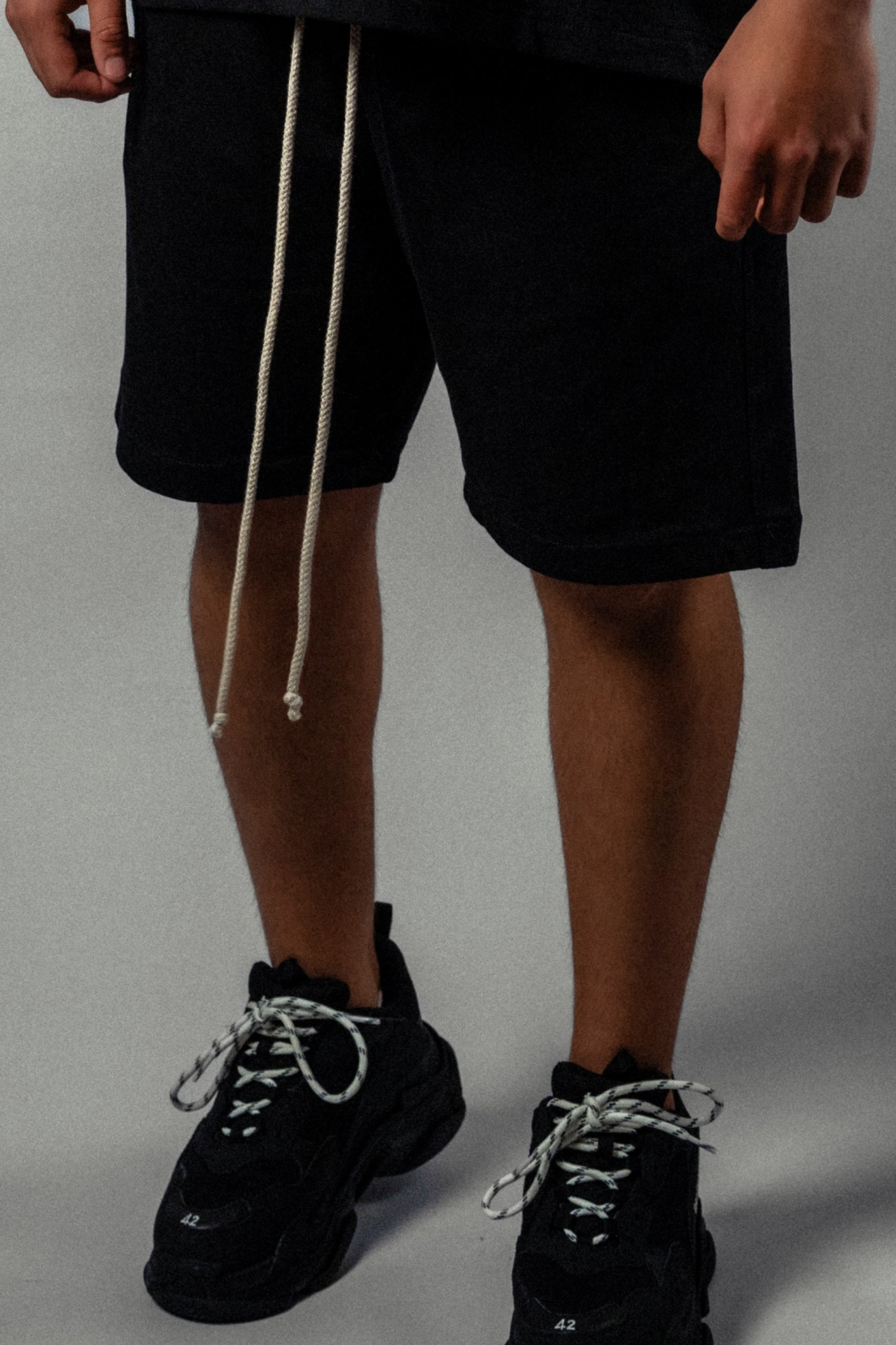 Pantaloni scurți negri „Rolled”