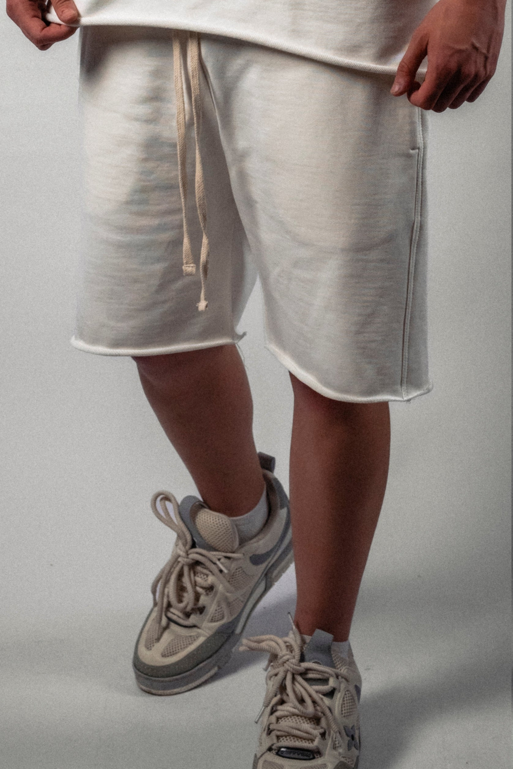 Pantaloni scurți albi „Rolled”