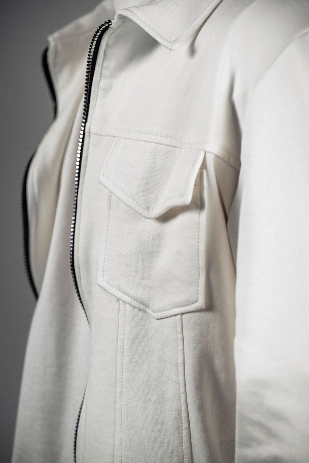 Jachetă albă cu fermoar