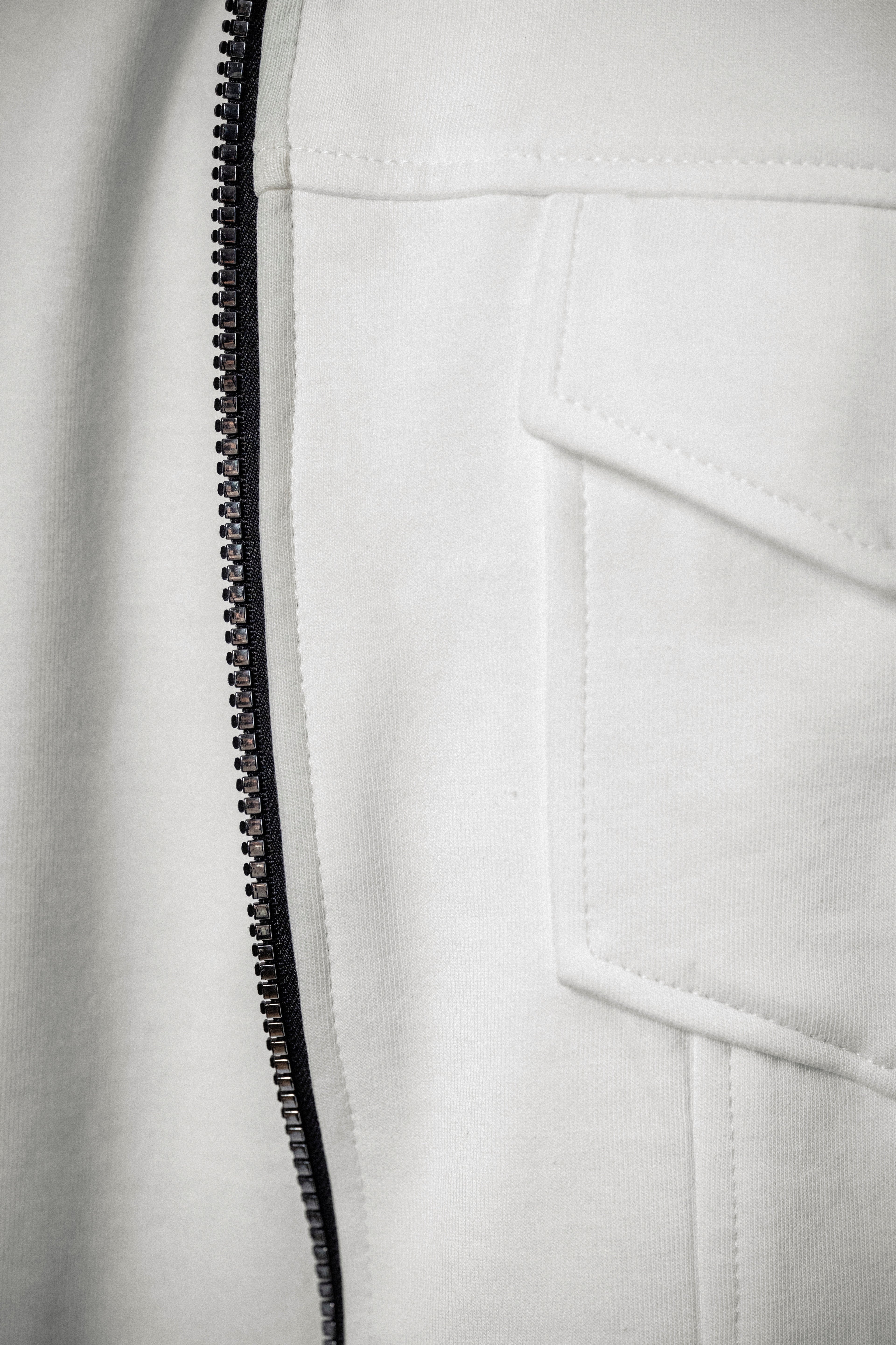 Jachetă albă cu fermoar