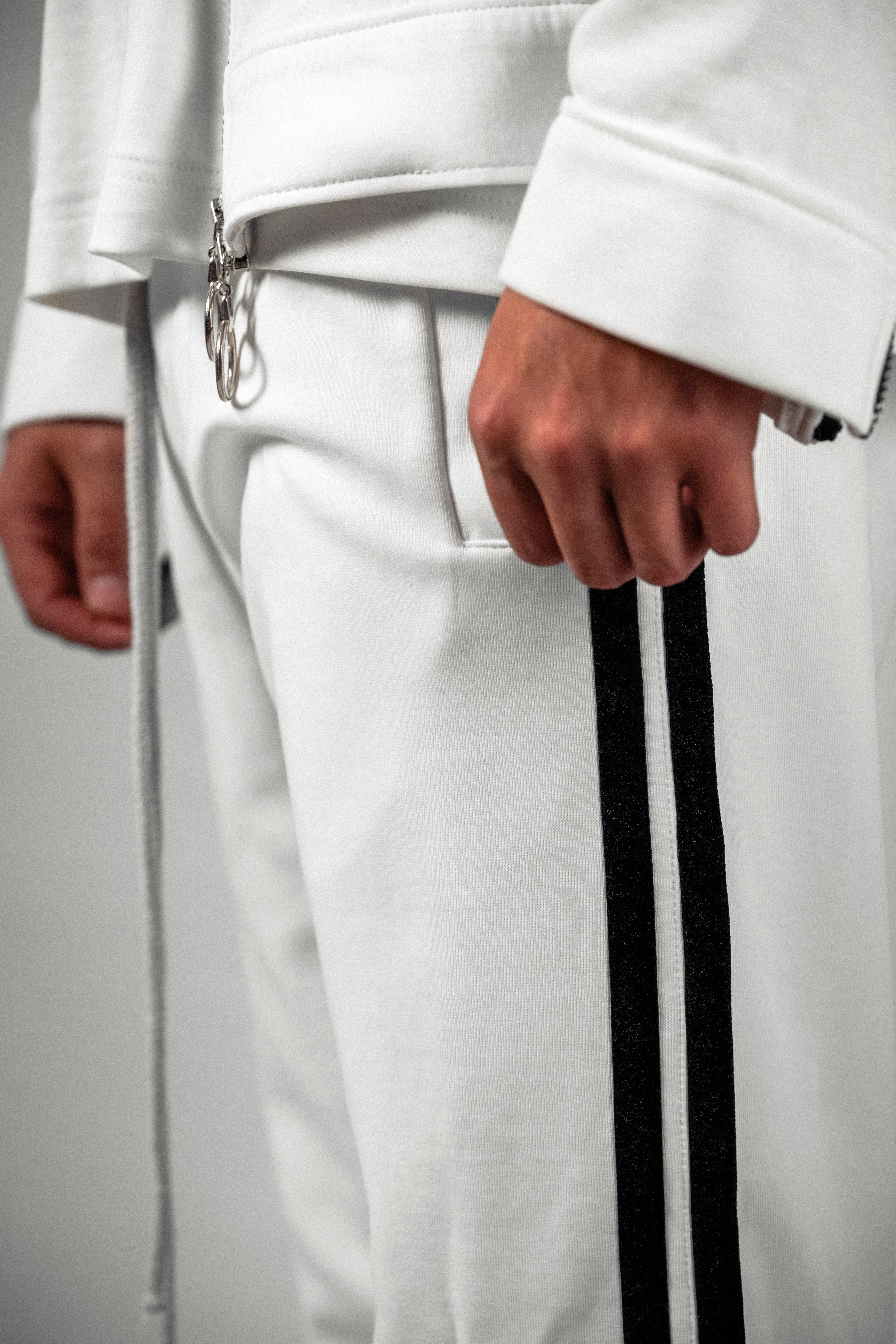 Pantaloni albi „Noir Velvet”