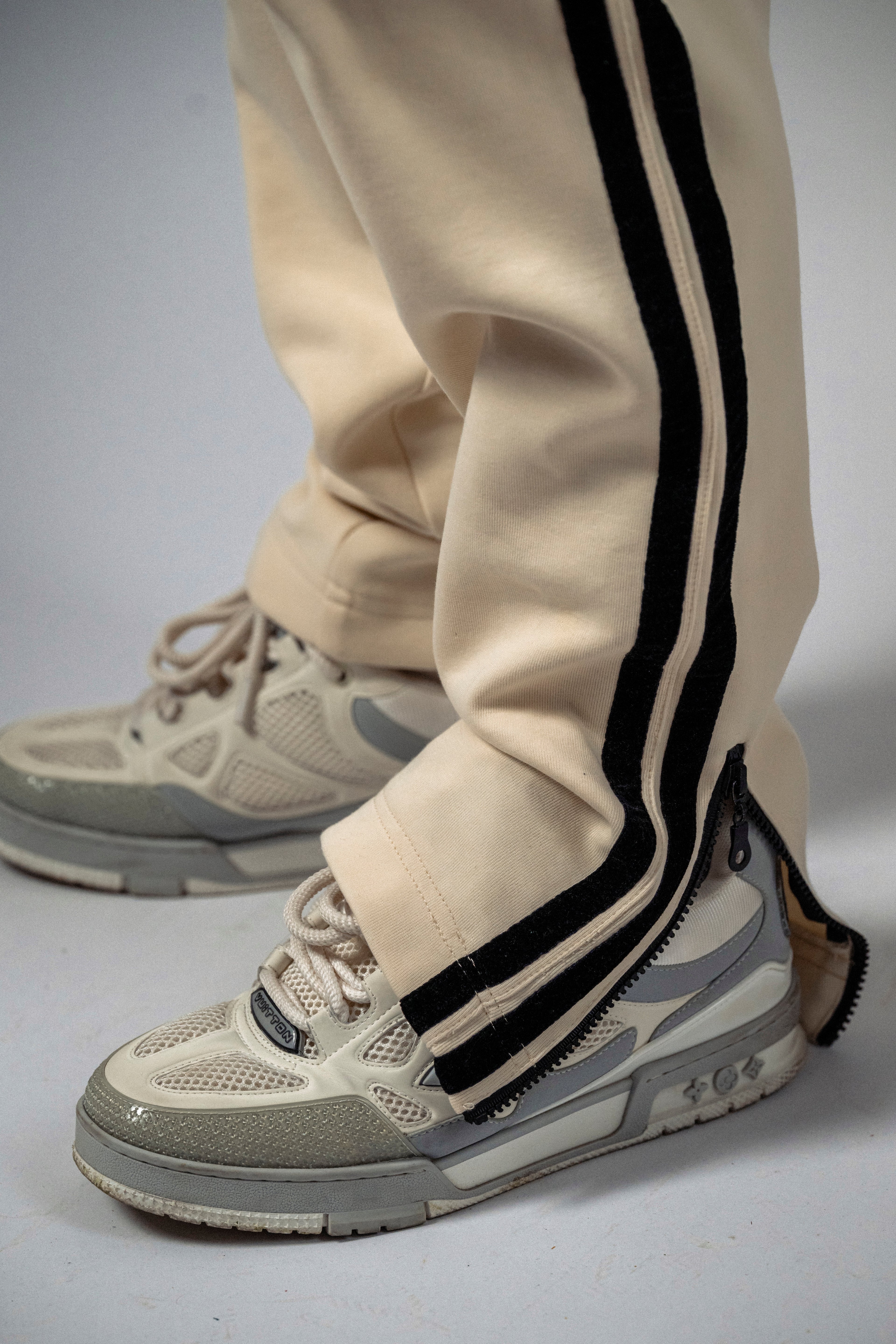 Pantaloni bej „Noir Velvet”