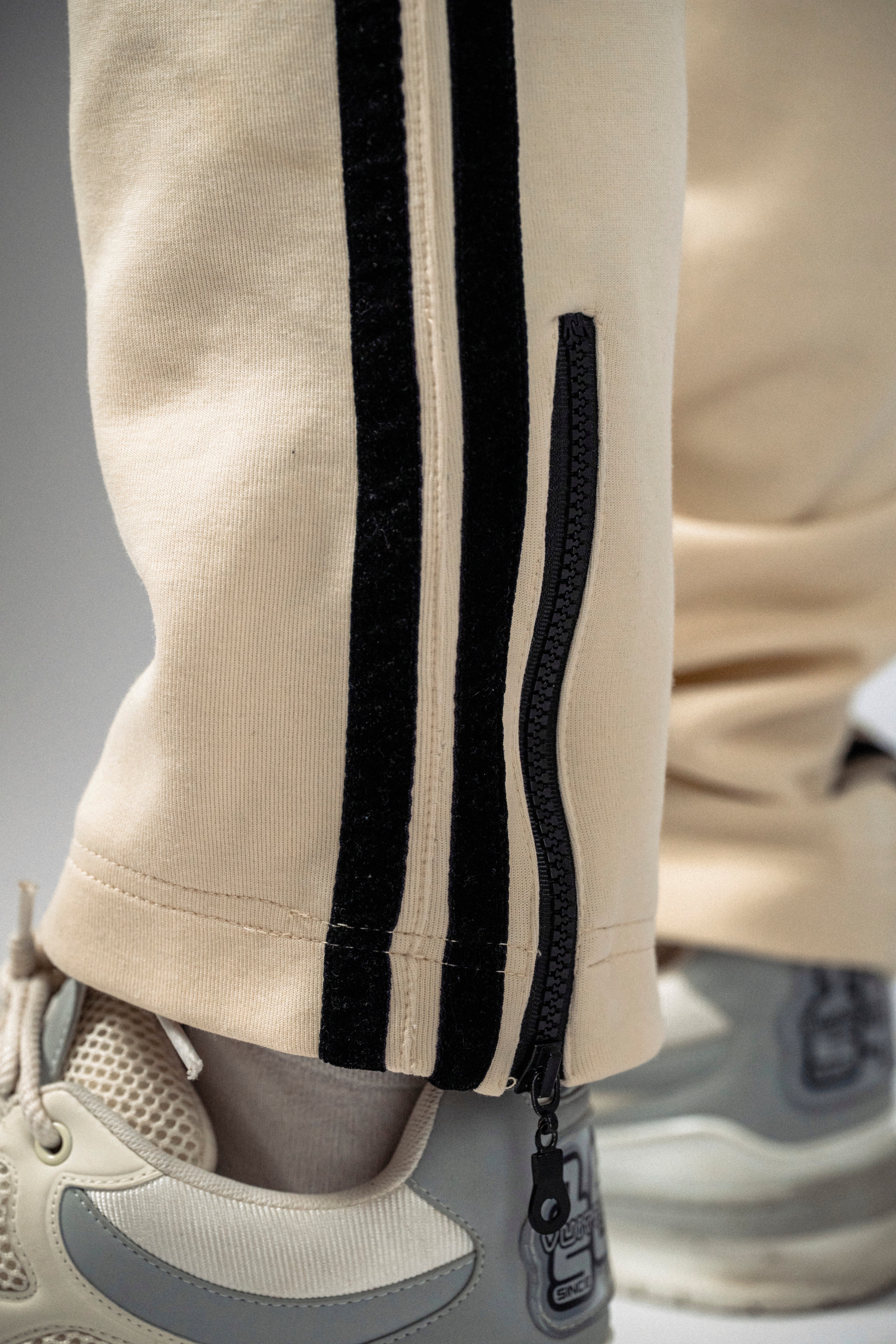 Pantaloni bej „Noir Velvet”