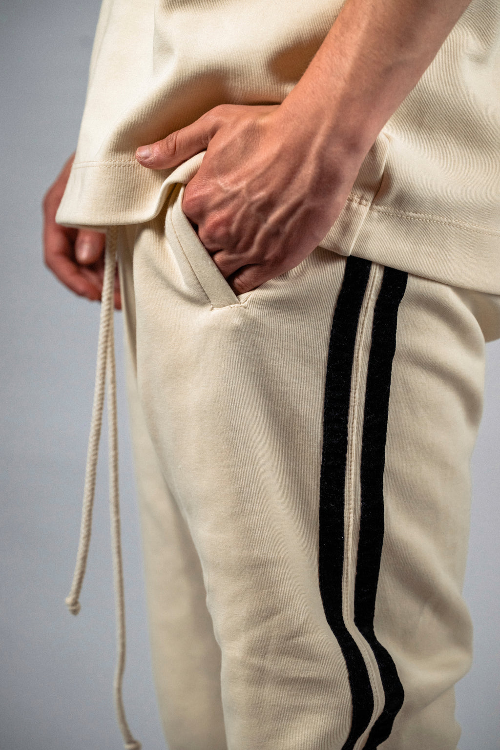 Pantaloni bej „Noir Velvet”