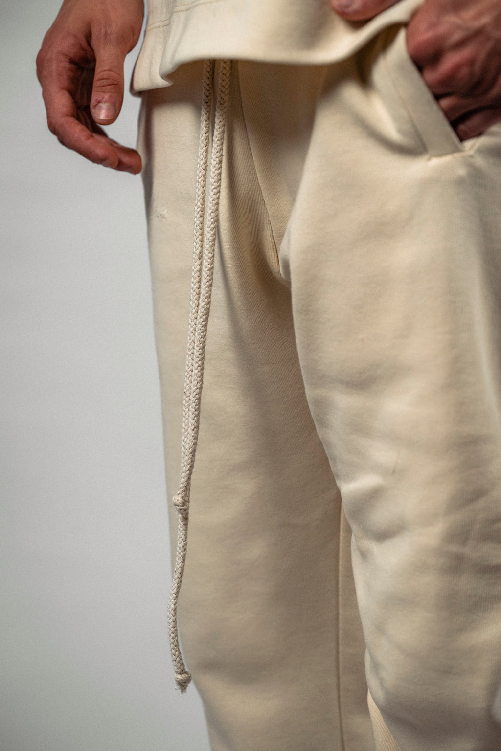 Pantaloni bej „Noir Velvet”