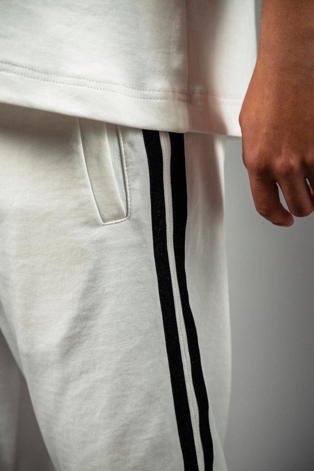 Pantaloni scurti albi „Noir Velvet”