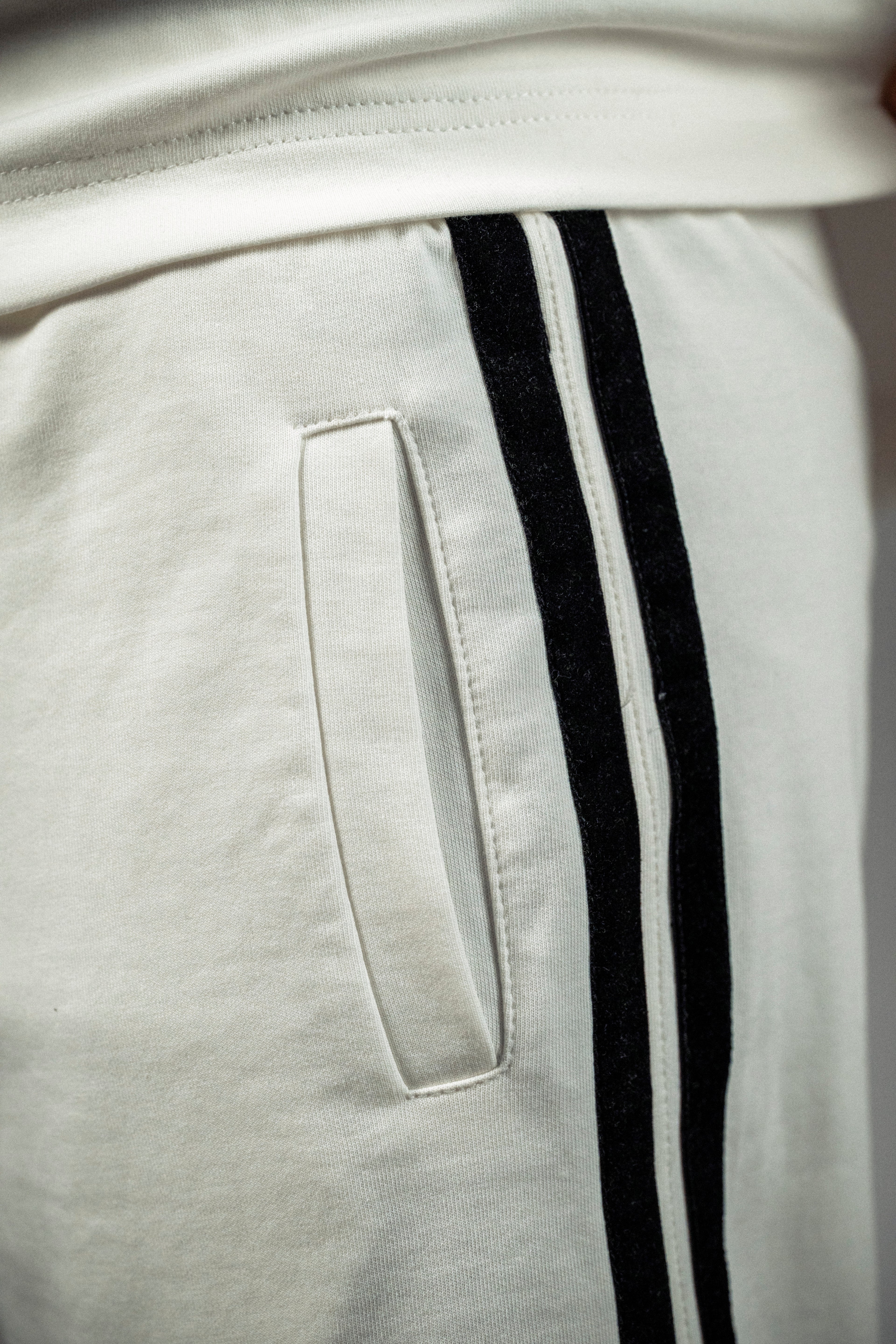 Pantaloni scurti albi „Noir Velvet”