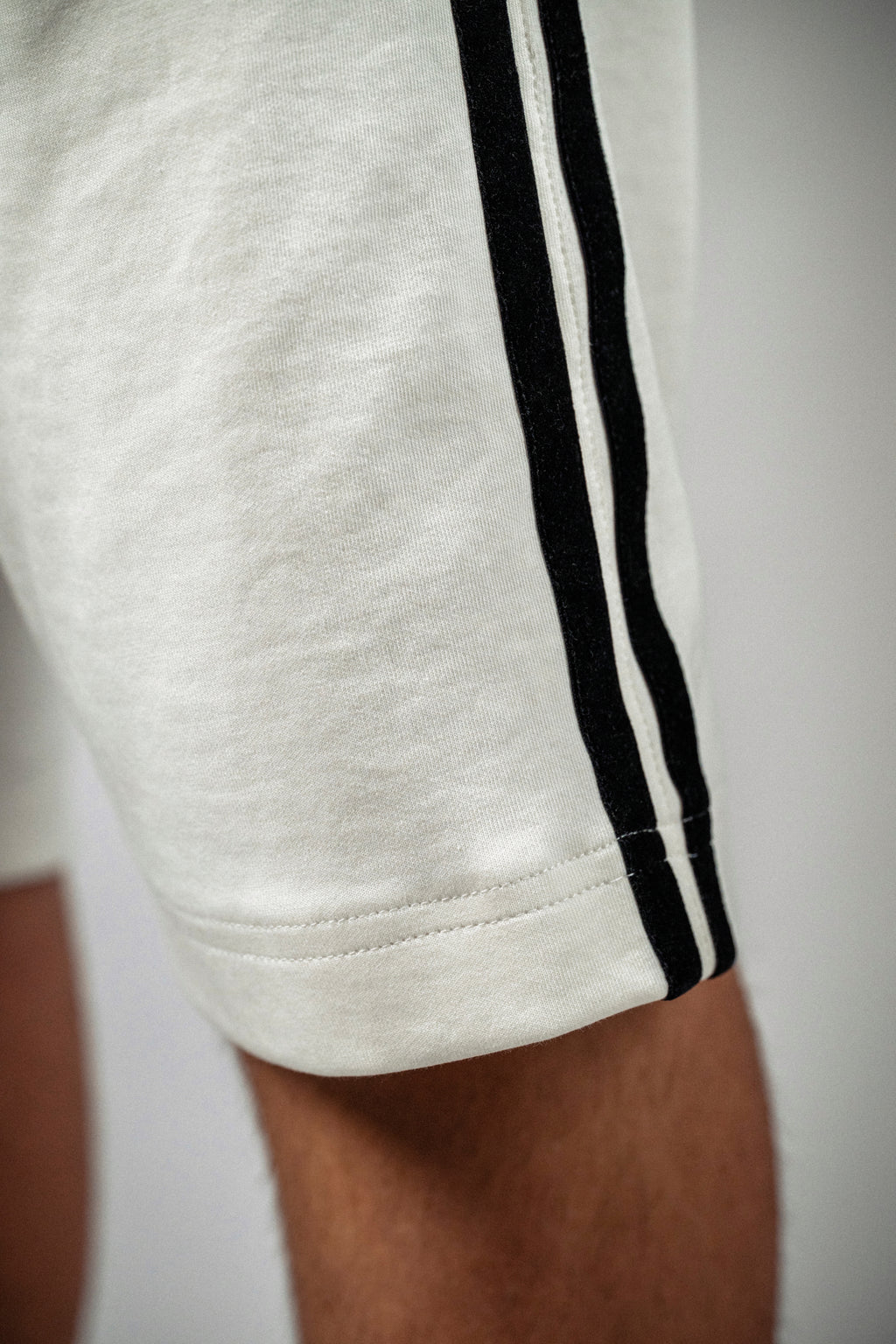 Pantaloni scurti albi „Noir Velvet”