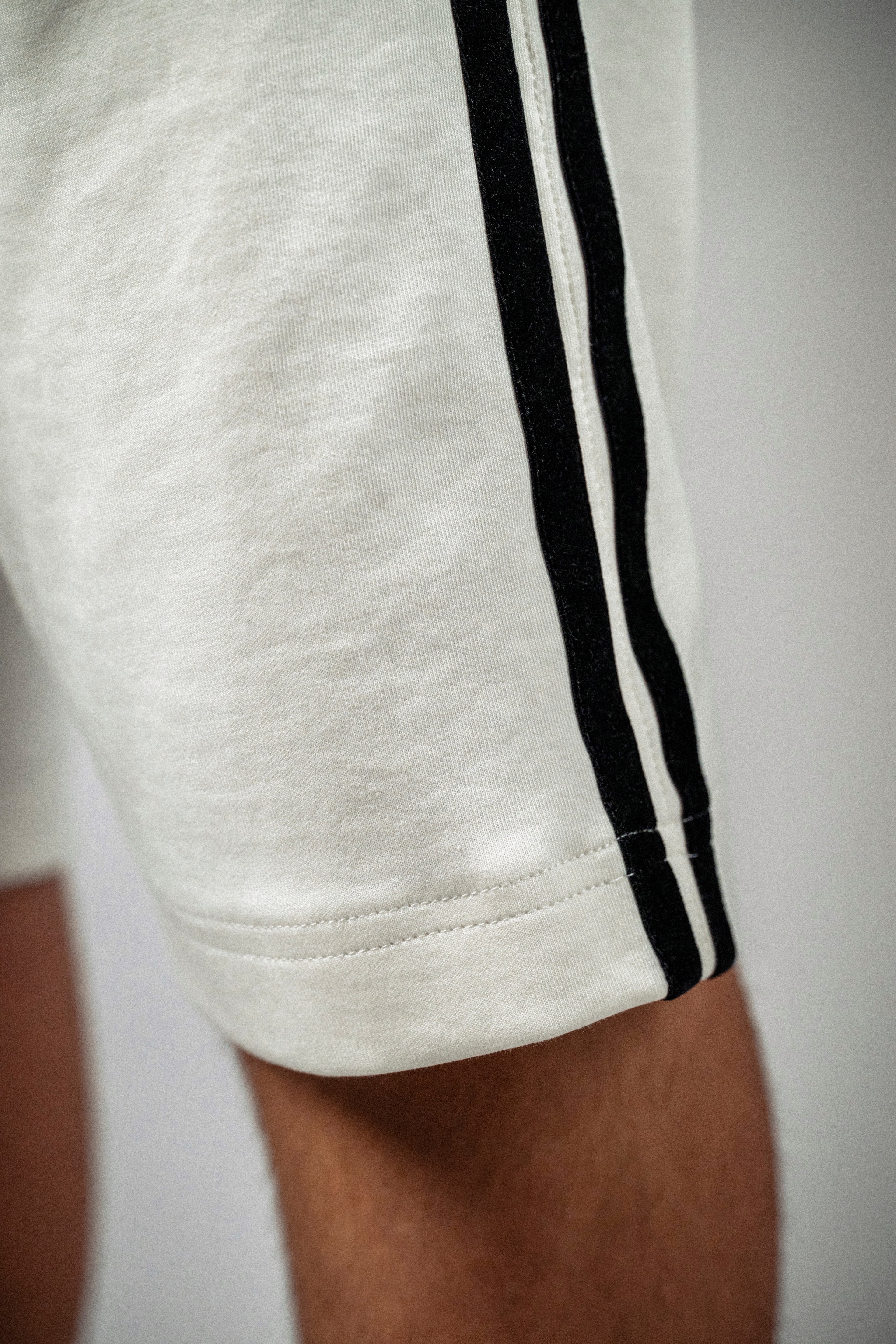 Pantaloni scurti albi „Noir Velvet”