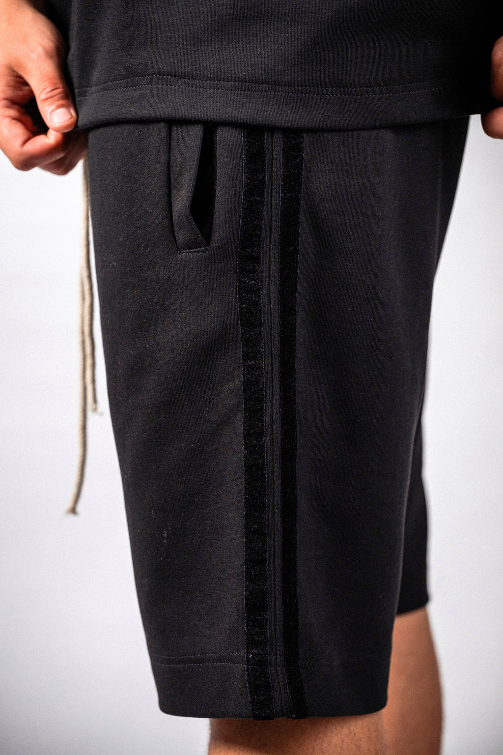 Pantaloni scurti negri „Noir Velvet”