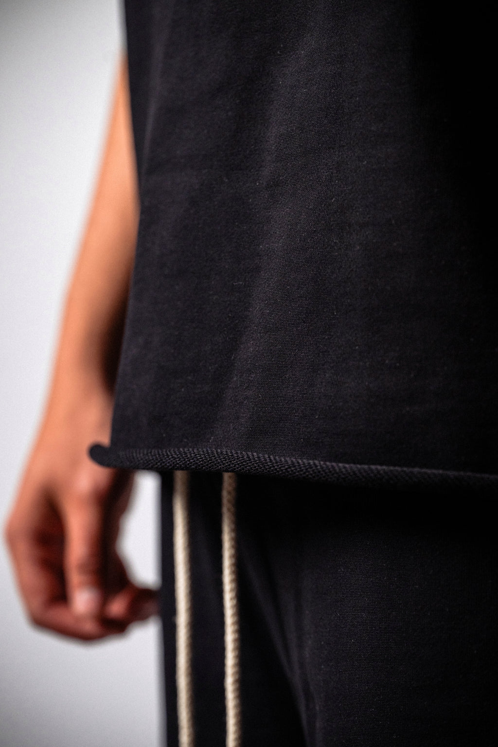 Tricou negru „Rolled”