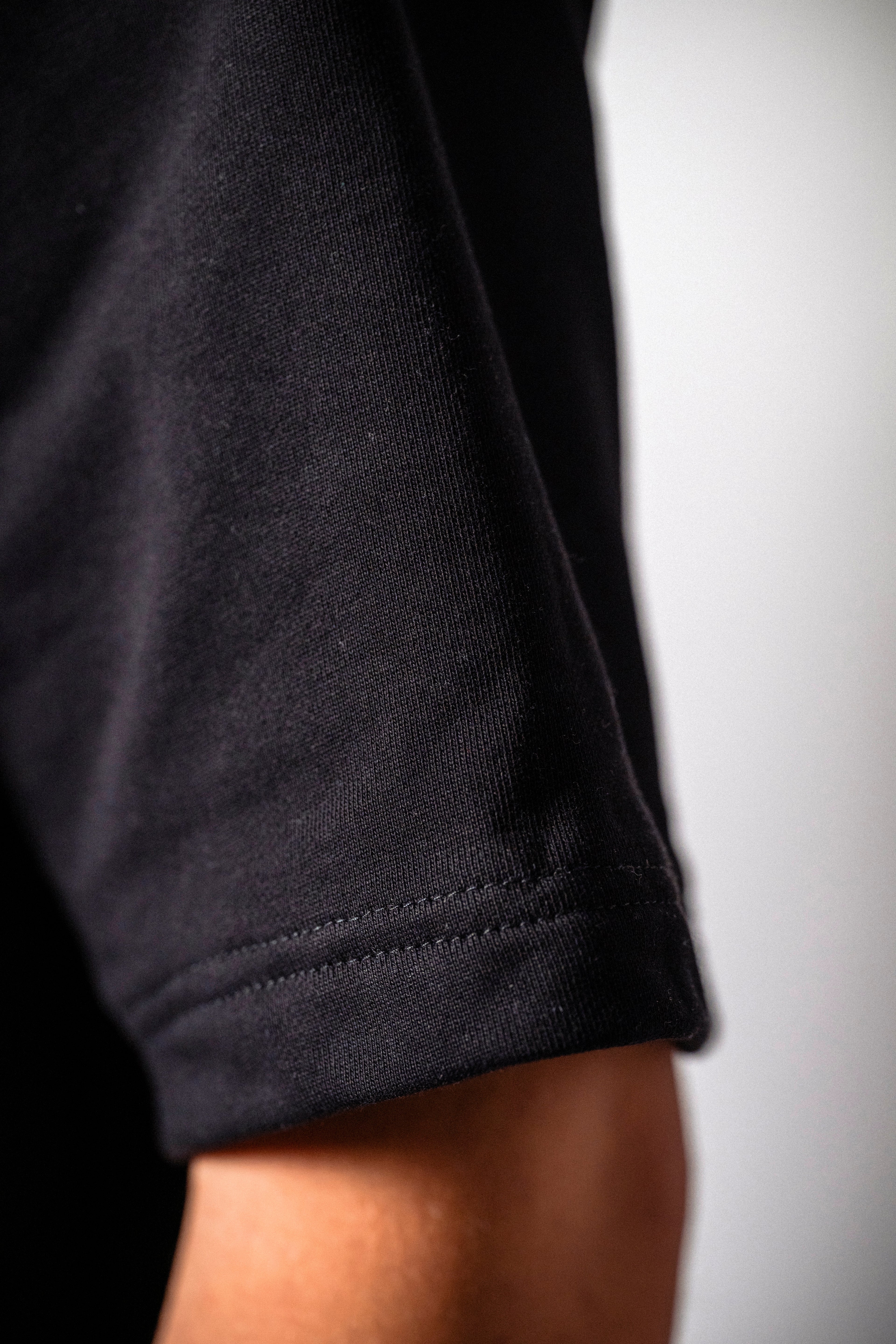 Tricou negru „Rolled”