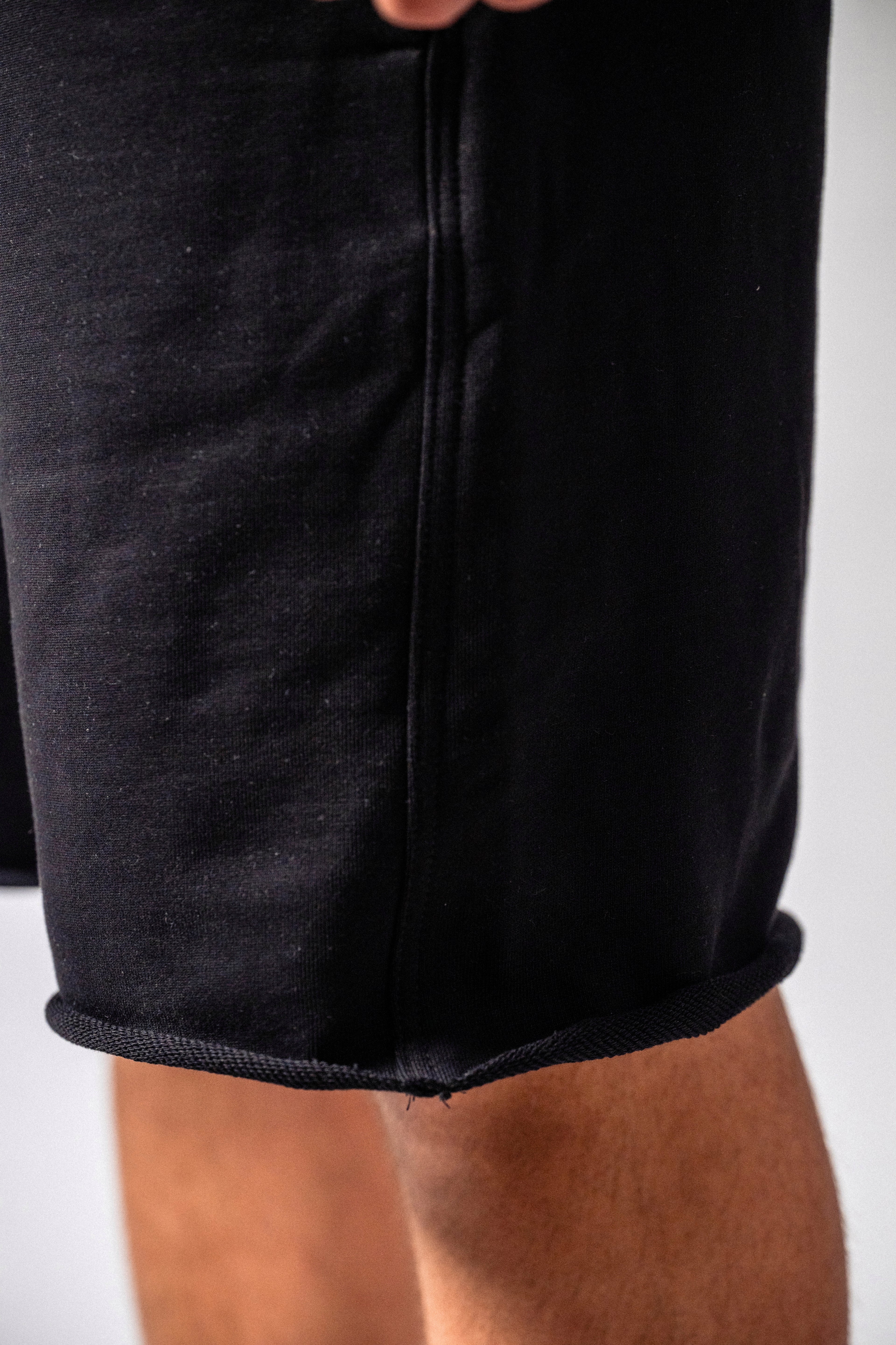 Pantaloni scurți negri „Rolled”