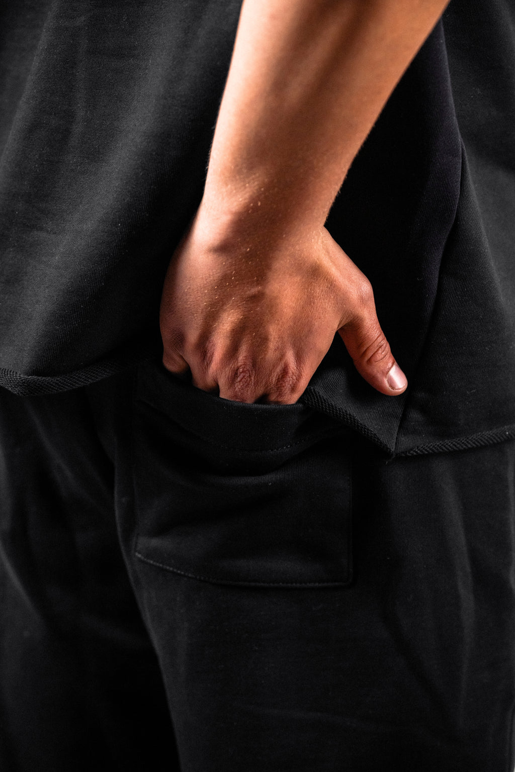 Pantaloni scurți negri „Rolled”